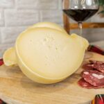 Caciocavallo: la storia e la tradizione del formaggio a forma di goccia del Sud Italia